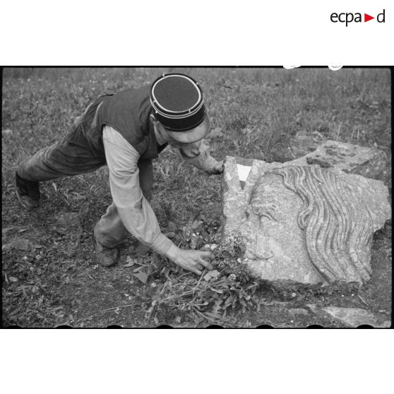 Fragment d'un bas-relief provenant d'un monument dédié au vicomte de Turenne et détruit par les Allemands en 1940 à Sasbach. [description provisoire]