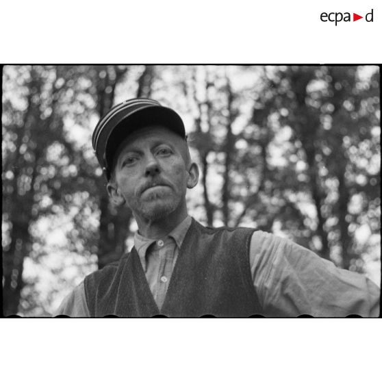 Portrait du gardien du monument dédié au vicomte de Turenne et détruit par les Allemands en 1940 à Sasbach. [description provisoire]