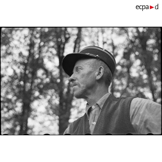 Portrait du gardien du monument dédié au vicomte de Turenne et détruit par les Allemands en 1940 à Sasbach. [description provisoire]