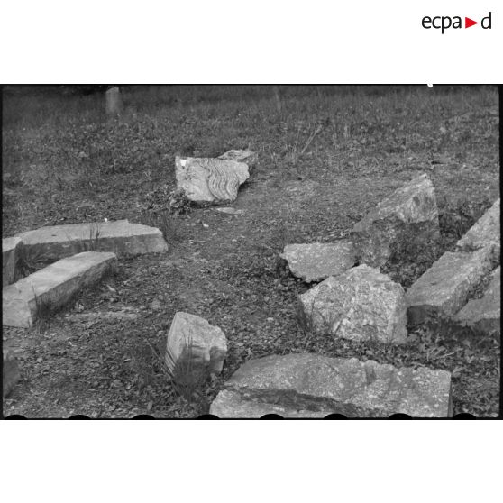 Fragments d'un monument dédié au vicomte de Turenne et détruit par les Allemands en 1940 à Sasbach. [description provisoire]