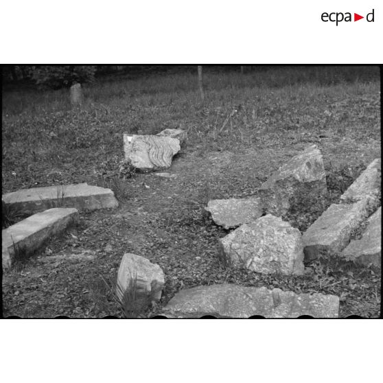 Fragments d'un monument dédié au vicomte de Turenne et détruit par les Allemands en 1940 à Sasbach. [description provisoire]