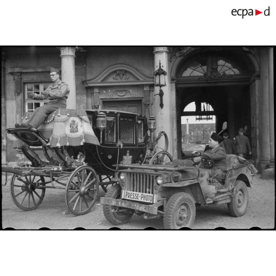 Véhicule de photographes du SCA et le carosse du grand duc de Bade. [description provisoire]