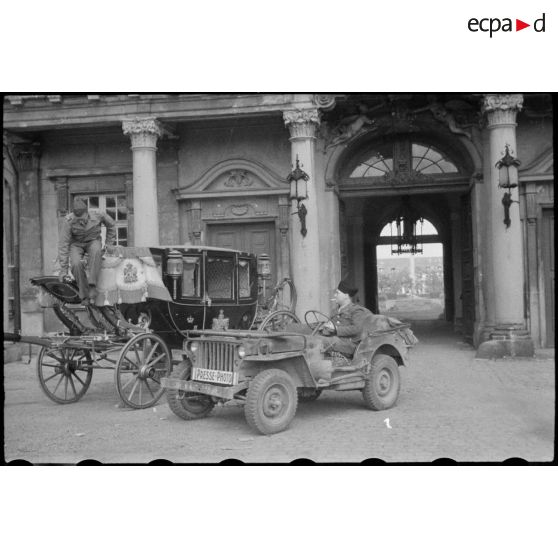 Véhicule de photographes du SCA et le carosse du grand duc de Bade. [description provisoire]