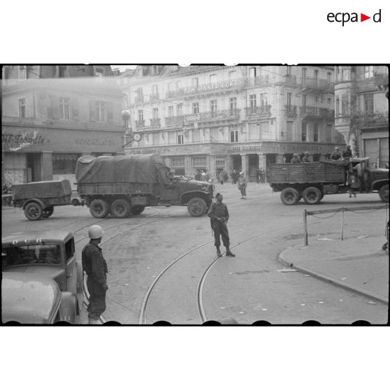 Convoi de véhicules de la 9e DIC dans Baden-Baden. [description provisoire]