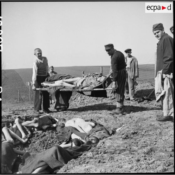 Brancardage et inhumation des dépouilles de déportés décédés. [description provisoire]