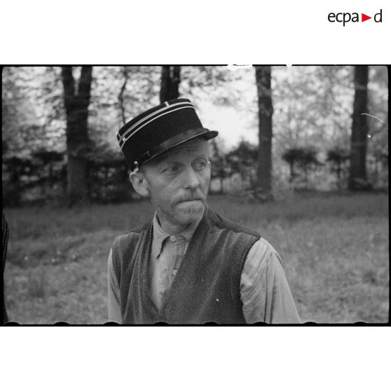 Portrait du gardien du monument détruit par les Allemands en 1940 et dédié au vicomte de Turenne, maréchal de France. [description provisoire]