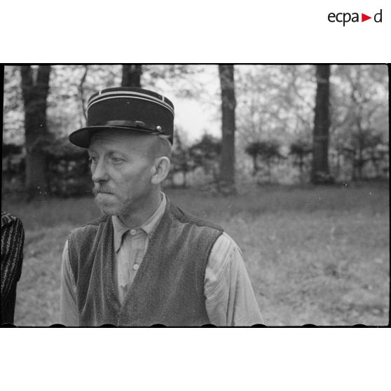Portrait du gardien du monument détruit par les Allemands en 1940 et dédié au vicomte de Turenne, maréchal de France. [description provisoire]