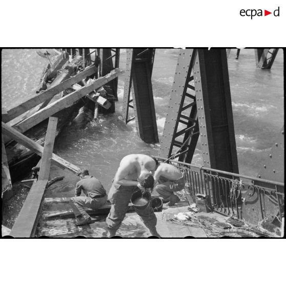 Soldats de la 9e DIC sur les vestiges du pont de Kehl. [description provisoire]