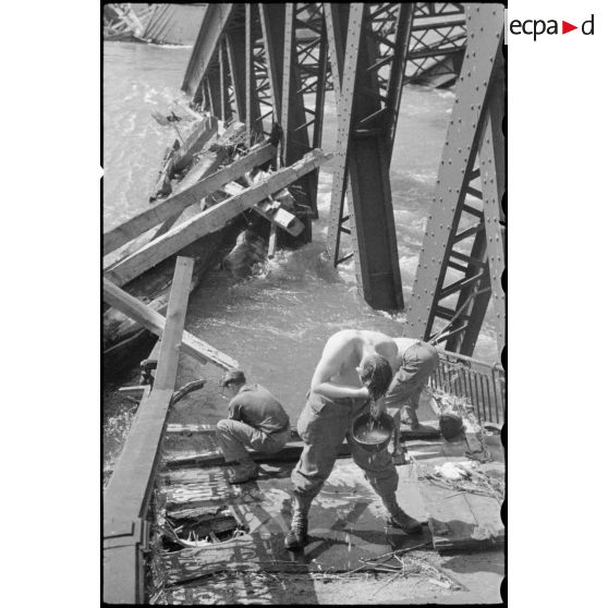 Soldats de la 9e DIC sur les vestiges du pont de Kehl. [description provisoire]
