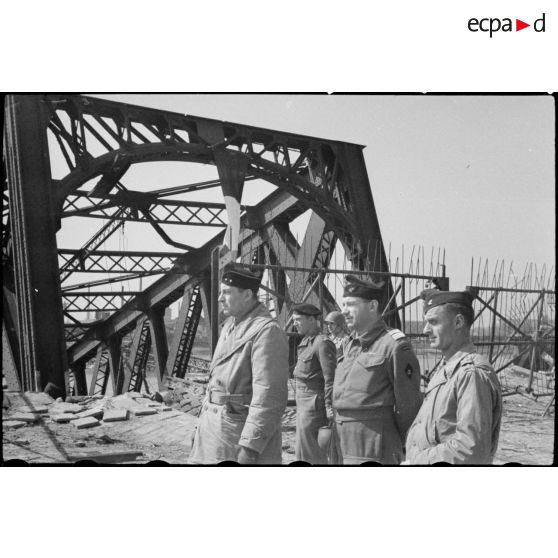 Le général Valluy, commandant la 9e DIC, sur les ruines du pont de Kehl pavoisé aux couleurs françaises. [description provisoire]