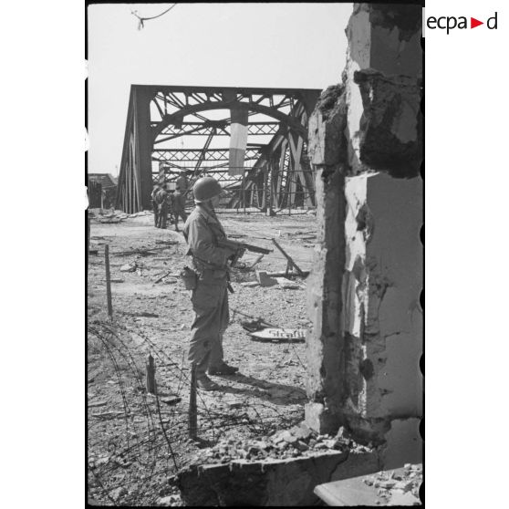 Sentinelle de la 9e DIC devant le pont de Kehl. [description provisoire]