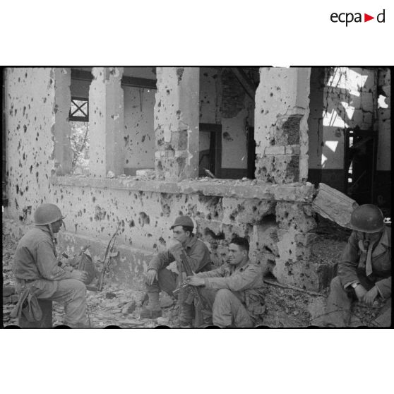Fantassins de la 9e DIC au repos dans les ruines de Kehl. [description provisoire]