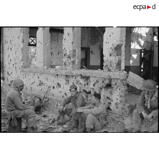 Fantassins de la 9e DIC au repos dans les ruines de Kehl. [description provisoire]