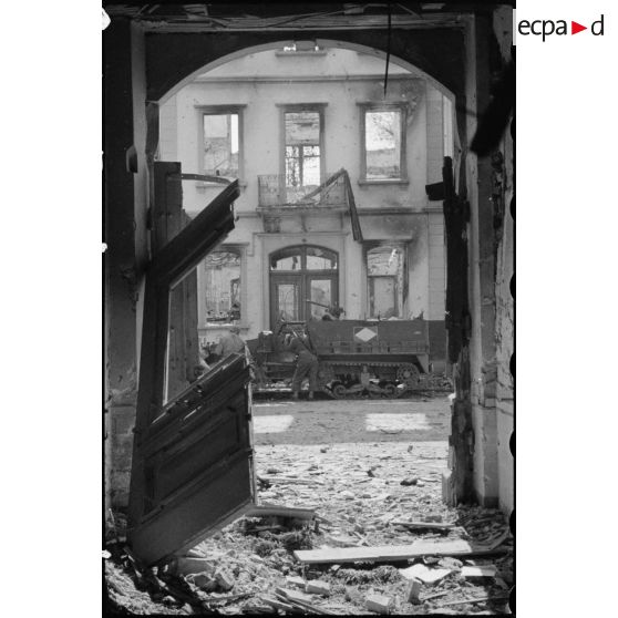 Half-track dans une rue de Kehl en ruine. [description provisoire]