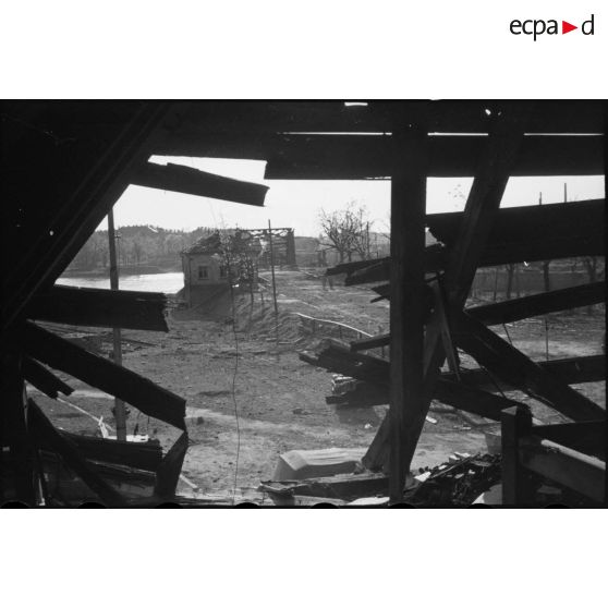 Voie d'accès au pont de Kehl sur la rive droite du Rhin. [description provisoire]