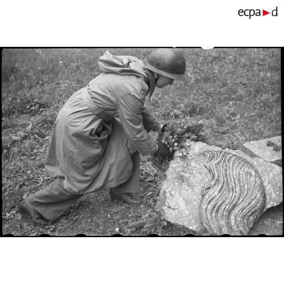 Fragment d'un bas-relief provenant d'un monument dédié au vicomte de Turenne, maréchal de France et détruit par les Allemands en 1940 à Sasbach. [description provisoire]