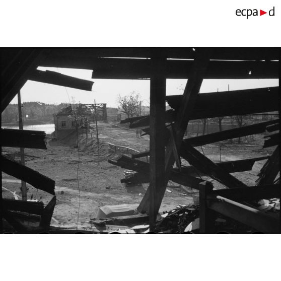 Voie d'accès au pont de Kehl sur la rive droite du Rhin. [description provisoire]