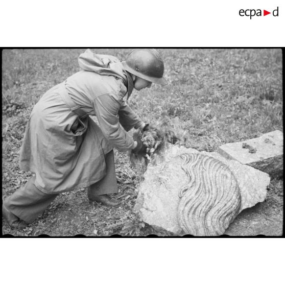 Fragment d'un bas-relief provenant d'un monument dédié au vicomte de Turenne, maréchal de France et détruit par les Allemands en 1940 à Sasbach. [description provisoire]