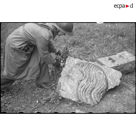 Fragment d'un bas-relief provenant d'un monument dédié au vicomte de Turenne, maréchal de France et détruit par les Allemands en 1940 à Sasbach. [description provisoire]
