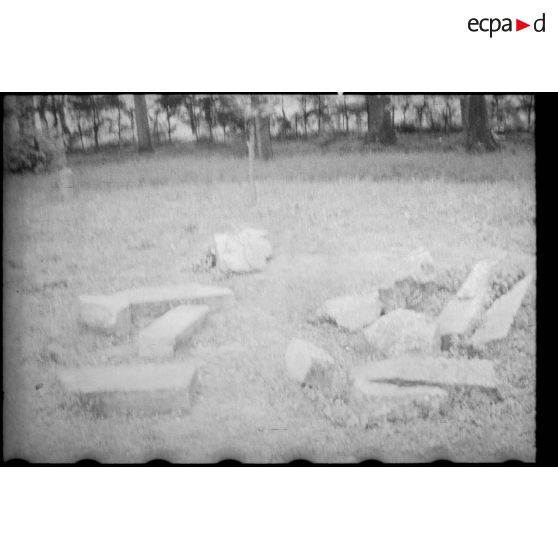 Fragments d'un monument dédié au vicomte de Turenne et détruit par les Allemands en 1940 à Sasbach. [description provisoire]
