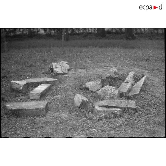 Fragments d'un monument dédié au vicomte de Turenne et détruit par les Allemands en 1940 à Sasbach. [description provisoire]