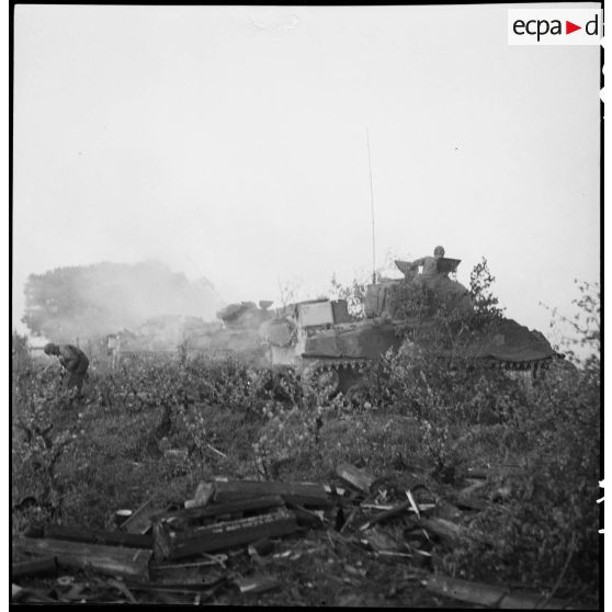 Un char Sherman M4A2, du 4e escadron du 12e régiment de chasseurs d'Afrique (12e RCA) de la 2e division blindée (2e DB), est mis en batterie dans le secteur de Royan.