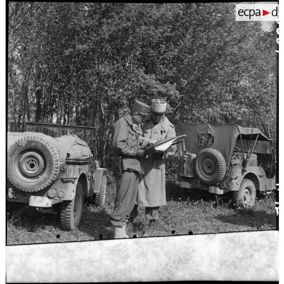 Le commandant Gribius, chef du 3e bureau de l'état-major de la 2e division blindée (2e DB), fait un point de situation au général de brigade Paul de Langlade, commandant le groupement tactique éponyme (GTL).