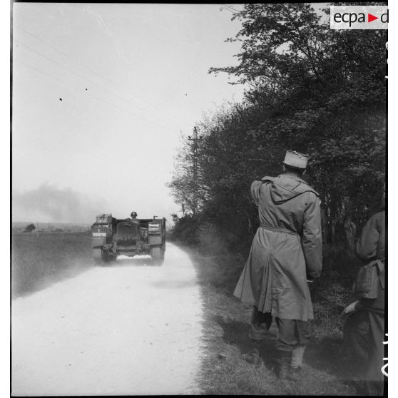 Le commandant Gribius, chef du 3e bureau de l'état-major de la 2e division blindée (2e DB), fait un point de situation au général de brigade Paul de Langlade, commandant le groupement tactique éponyme (GTL).