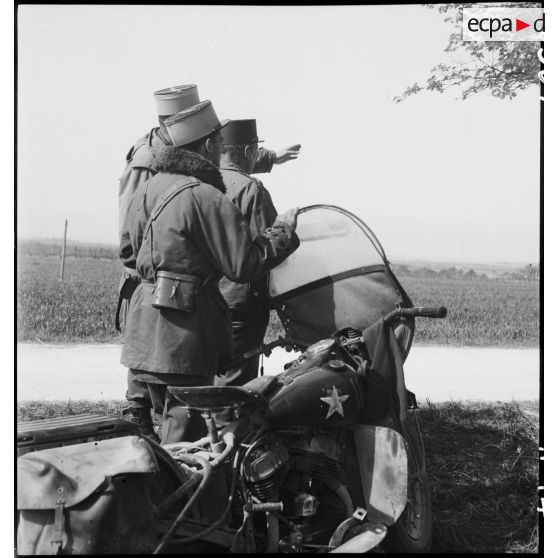 Le commandant Gribius, chef du 3e bureau de l'état-major de la 2e division blindée (2e DB), fait un point de situation au général de brigade Paul de Langlade, commandant le groupement tactique éponyme (GTL).