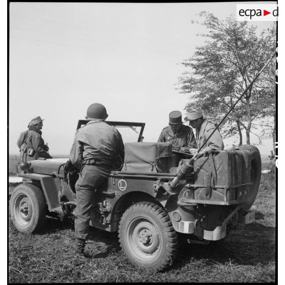 Le général de brigade Paul de Langlade, commandant le groupement tactique éponyme (GTL) de la 2e division blindée (2e DB), donne ses ordres au commandant Gribius, chef du 3e bureau de l'état-major de la division.
