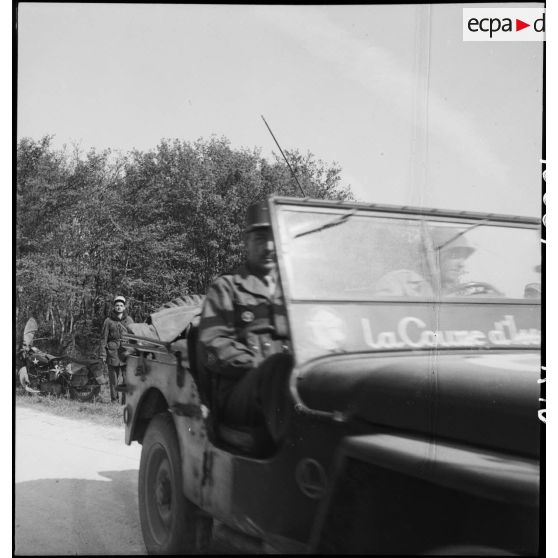 Le général de brigade Paul de Langlade, commandant le groupement tactique éponyme (GTL) de la 2e division blindée (2e DB), est à bord de sa jeep La Couze d'Issoire dans le secteur de Royan.