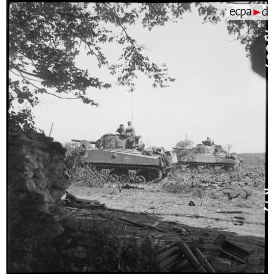 Des chars Sherman M4A3, du 4e escadron du 12e régiment de chasseurs d'Afrique (12e RCA) de la 2e division blindée (2e DB), sont mis en batterie dans le secteur de Royan.