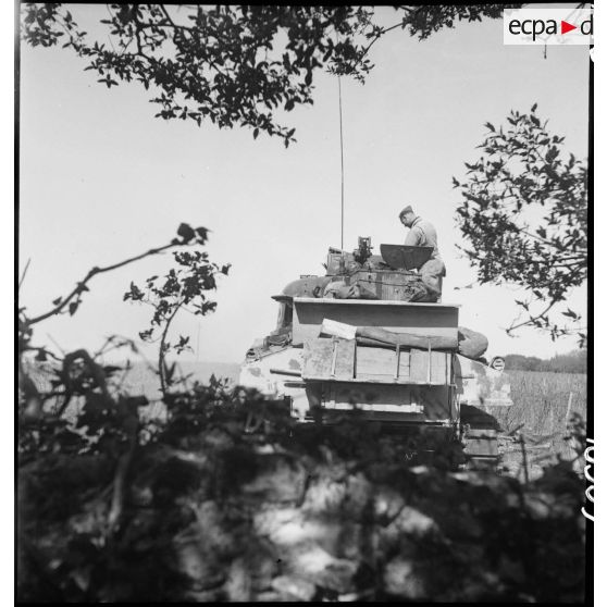 Char Sherman M4A3 du 4e escadron du 12e régiment de chasseurs d'Afrique (12e RCA) de la 2e division blindée (2e DB), en batterie dans le secteur de Royan.