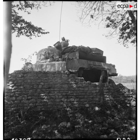 Char Sherman du 3e escadron du 12e régiment de chasseurs d'Afrique (12e RCA) de la 2e division blindée (2e DB), en batterie dans le secteur de Royan.