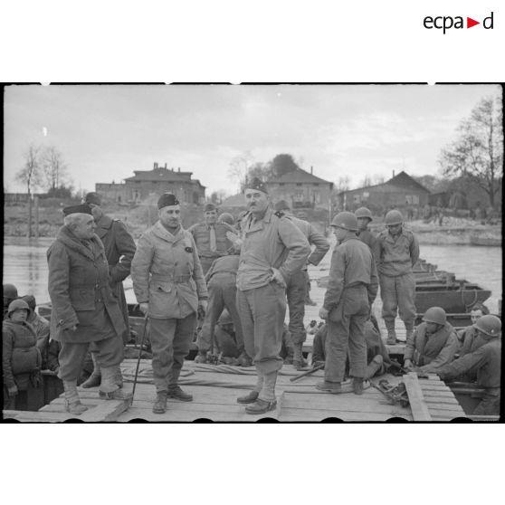 Le général de brigade Dromard et le général de brigade de Vernejoul sur le Rhin. [description provisoire]