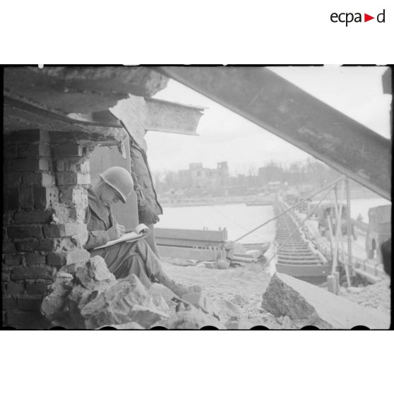 Pont flottant mis en place pour assurer le franchissement du Rhin par l'armée française à hauteur de Mannheim. [description provisoire]