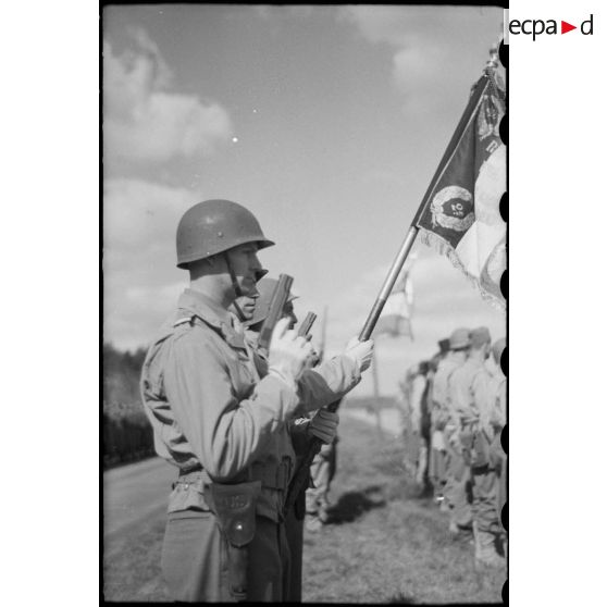 Drapeau du 2e RD et sa garde. [description provisoire]