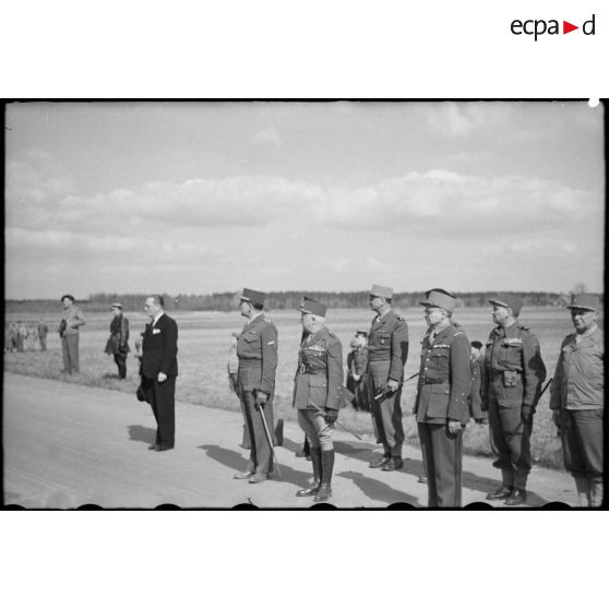 Les autorités civiles et militaires lors de la prise d'armes. [description provisoire]