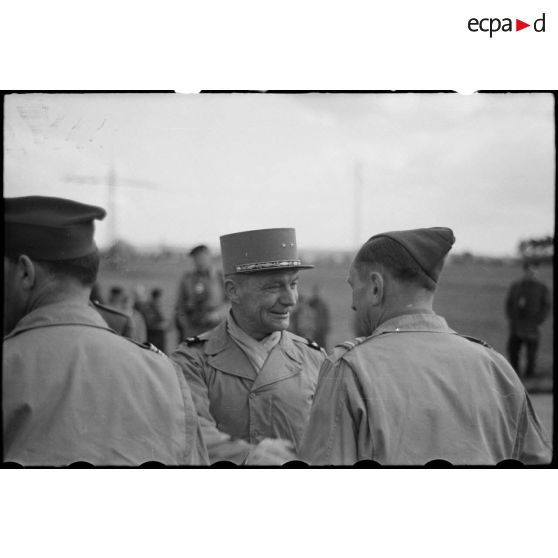Un général de division (?) pendant la prise d'armes près de Karlsruhe. [description provisoire]