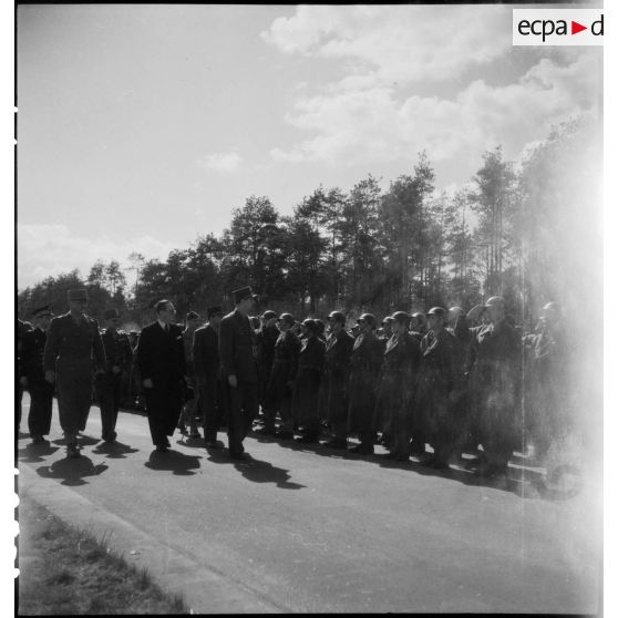 Revue des troupes par le général de Gaulle. [description provisoire]