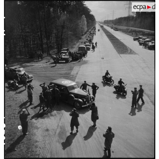 Arrivée du général de Gaulle et du général de Lattre de Tassigny sur l'autoroute près de Karsruhe. [description provisoire]