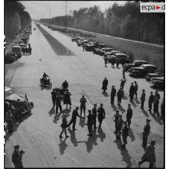 Arrivée du général de Gaulle et du général de Lattre de Tassigny sur l'autoroute près de Karsruhe. [description provisoire]