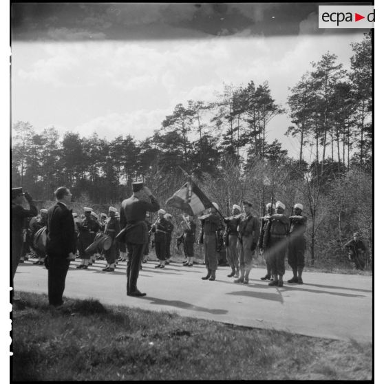 Honneurs au drapeau du 4e RTM. [description provisoire]