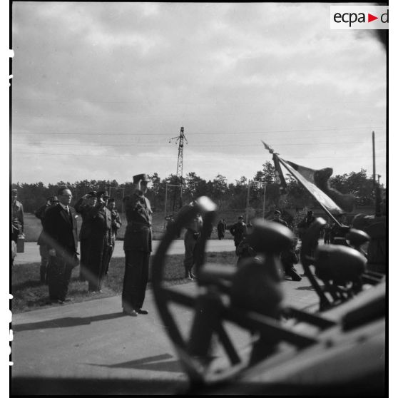 Honneurs au drapeau du 4e RTM. [description provisoire]