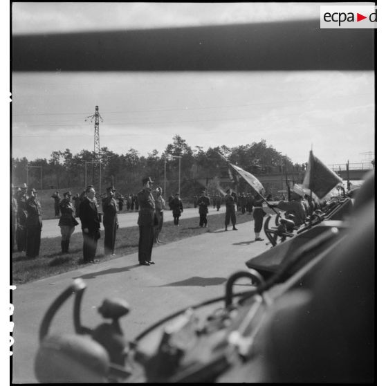 Honneurs au drapeau du 4e RTM. [description provisoire]