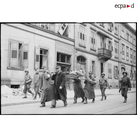 Evacuation de blessés allemands dans Karlsruhe. [description provisoire]