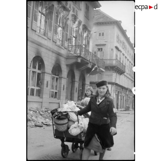 Réfugiées allemandes dans Karlsruhe en ruine. [description provisoire]