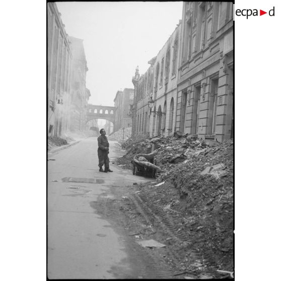 Karlsruhe en ruine. [description provisoire]