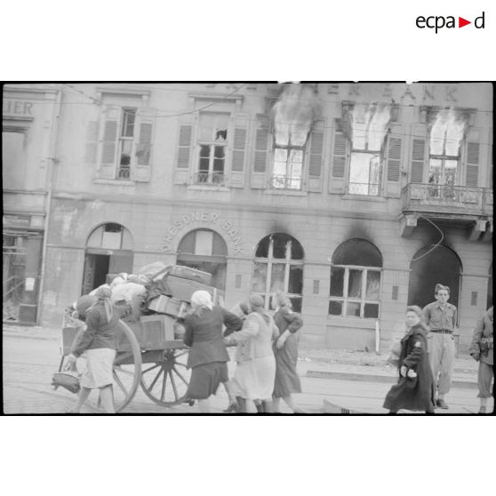 Réfugiées allemandes dans Karlsruhe en ruine. [description provisoire]