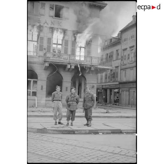 Soldats de la 1re armée dans Karlsruhe en ruine. [description provisoire]